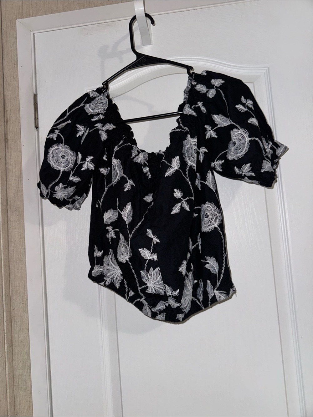 Who What Wear Black Floral Embroidered Puff Sleeve Top